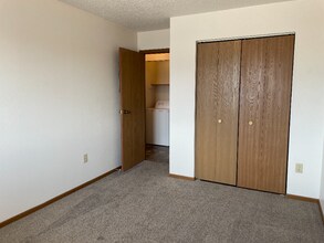 1401 12th St E, Unit 2 in West Fargo, ND - Building Photo - Building Photo