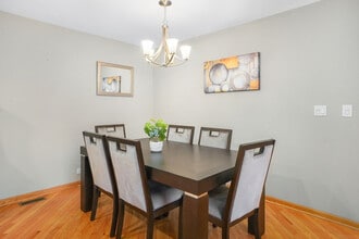 255 Banbury Ave in Elk Grove Village, IL - Building Photo - Building Photo