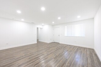 2355 NW 99th Ter in Miami, FL - Foto de edificio - Building Photo