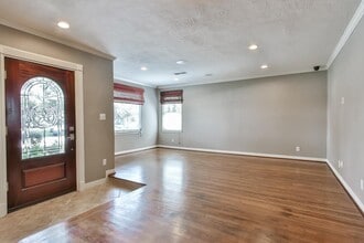 4614 Maple St in Bellaire, TX - Building Photo - Building Photo