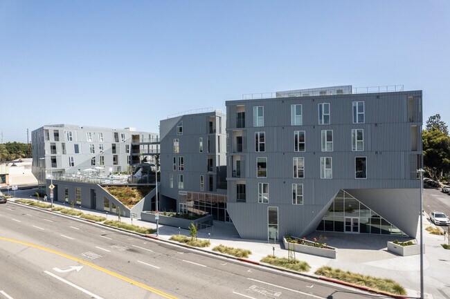11776 Santa Monica Blvd in Los Angeles, CA - Foto de edificio - Building Photo
