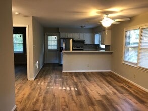 901 N Greensboro St, Unit Apt E in Carrboro, NC - Building Photo - Building Photo