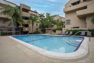 10400 SW 108th Ave in Miami, FL - Building Photo - Building Photo