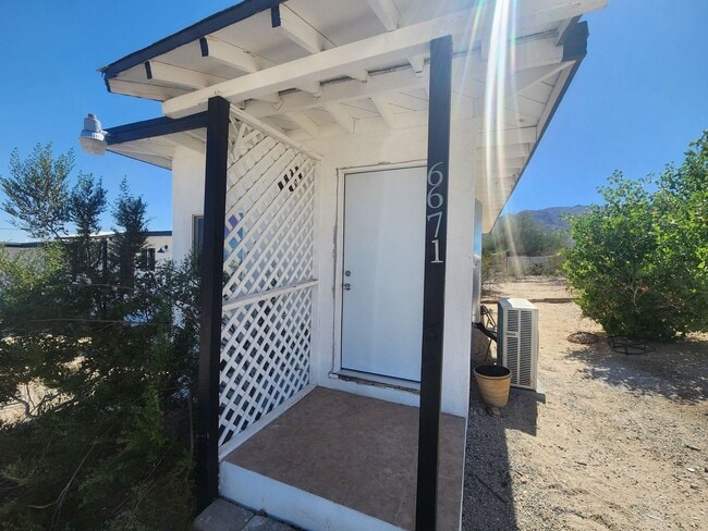 6671 Pine Ave in Twentynine Palms, CA - Building Photo - Building Photo