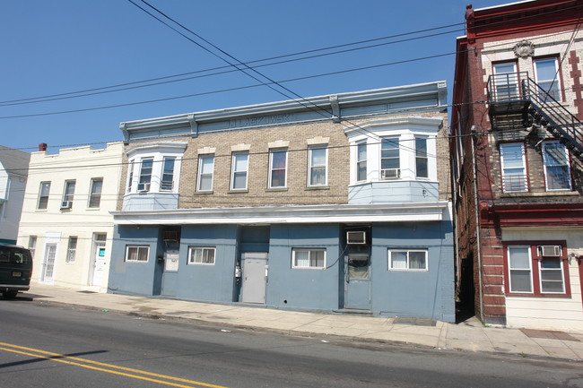 681-683 Hall Ave in Perth Amboy, NJ - Building Photo - Building Photo