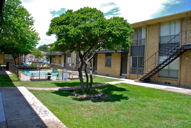 Allandell Apartments in Garland, TX - Foto de edificio - Building Photo