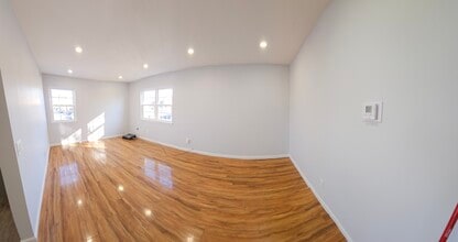 20 Franklin Ln, Unit A in Staten Island, NY - Building Photo - Building Photo