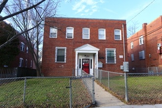 3205 Buena Vista Ter SE in Washington, DC - Building Photo - Building Photo
