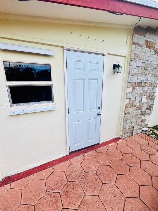 7081 Liberty St in Hollywood, FL - Building Photo