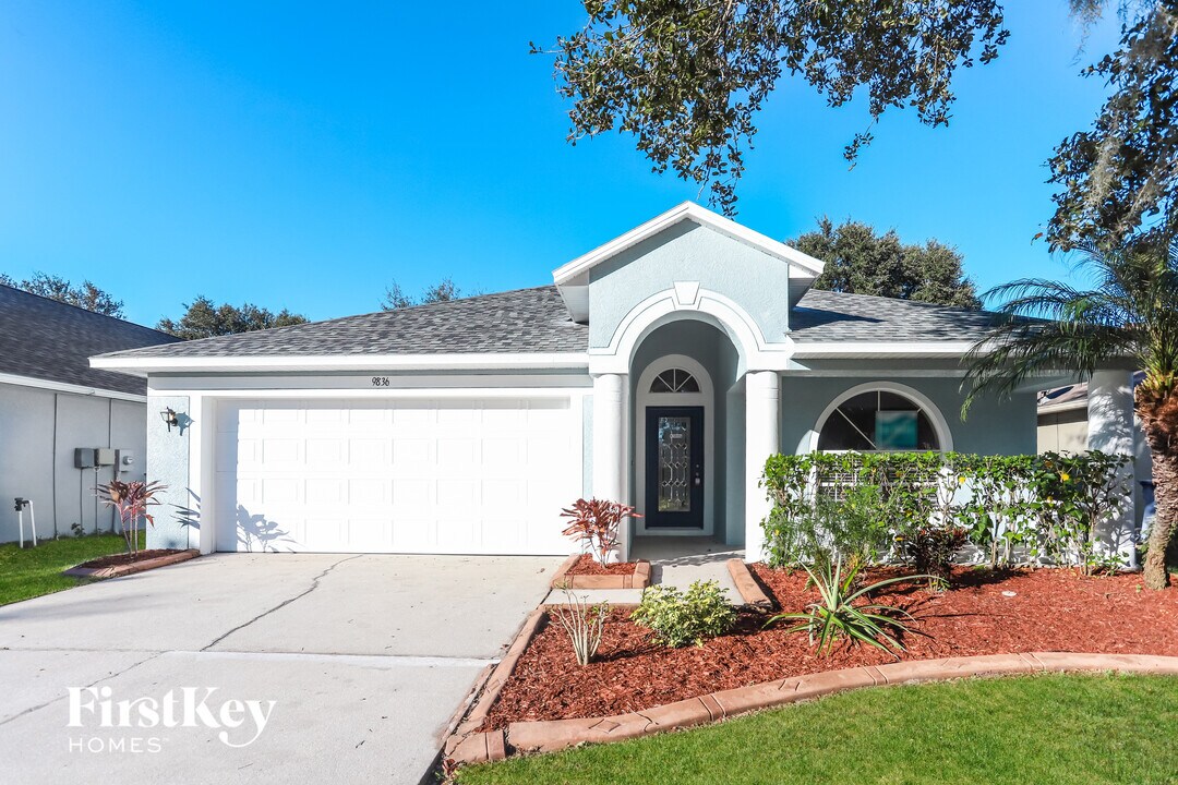 9836 Laurel Ledge Dr in Riverview, FL - Foto de edificio