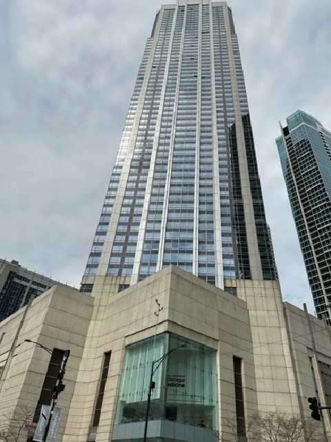 property at 512 N McClurg Ct