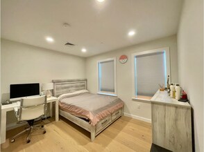 16 Boardman St, Unit 307 in Boston, MA - Foto de edificio - Building Photo