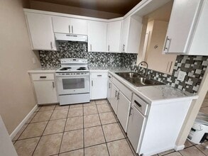 Alex Apartments in Brownsville, TX - Foto de edificio - Building Photo