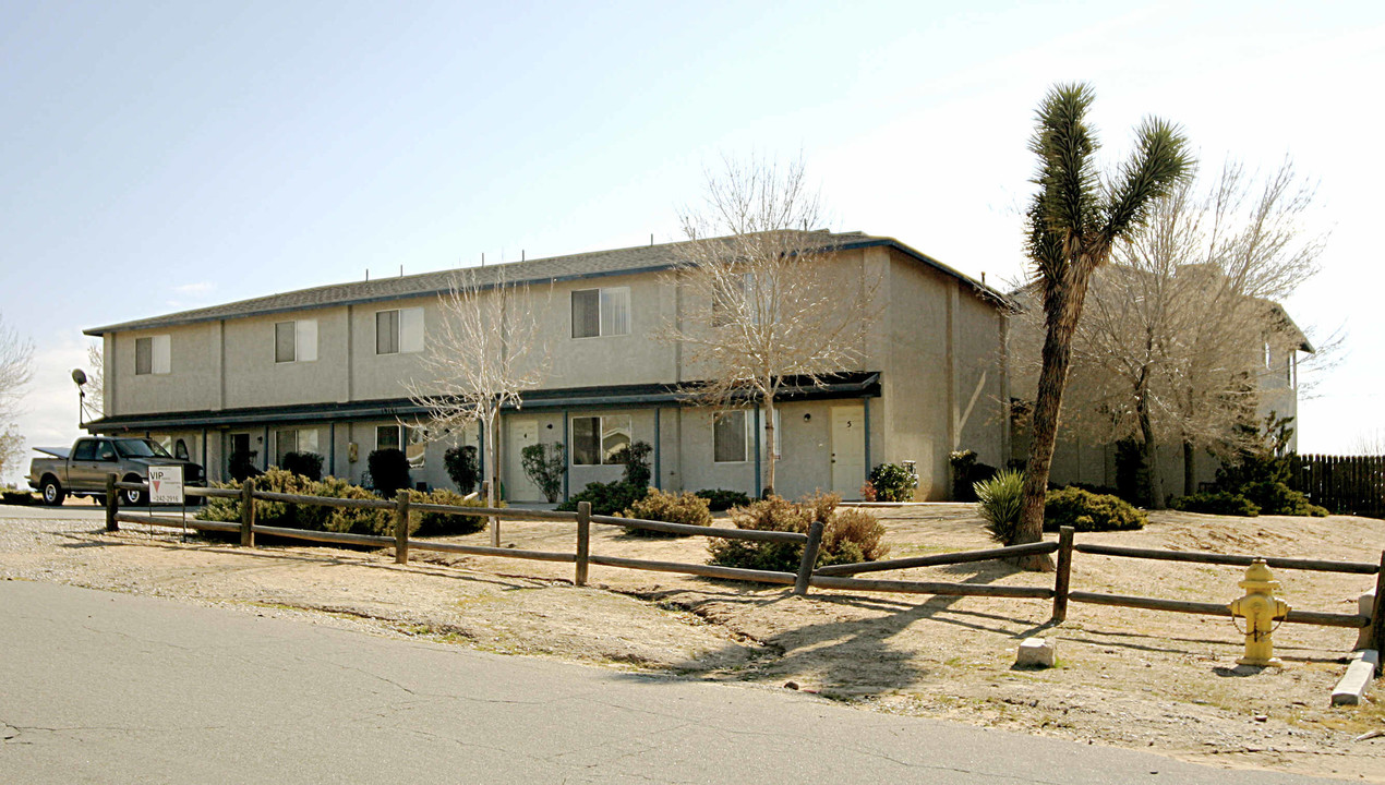 19161 Allegheny Rd in Apple Valley, CA - Foto de edificio