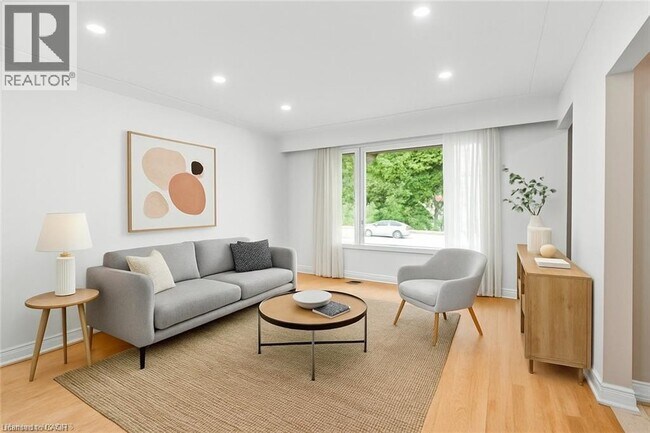 25 Greeningdon Dr in Hamilton, ON - Building Photo - Building Photo