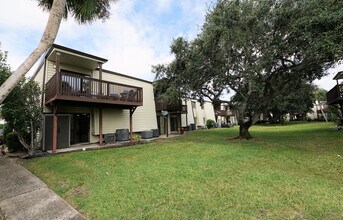 308 Miracle Strip Pkwy SW in Fort Walton Beach, FL - Building Photo - Building Photo