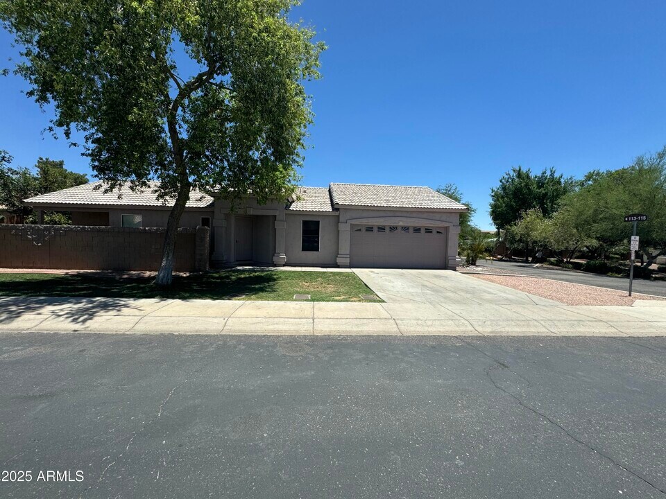 2221 E Union Hills Dr in Phoenix, AZ - Foto de edificio