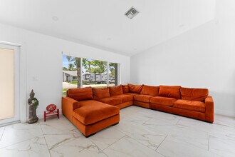112 Parkwood Dr in Royal Palm Beach, FL - Foto de edificio - Building Photo