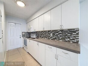 4421 Poinciana St-Unit -4 in Lauderdale-by-the-Sea, FL - Building Photo - Building Photo