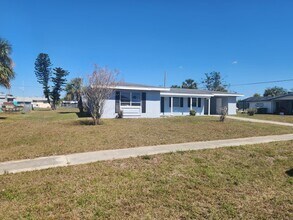 22190 Laramore Ave in Port Charlotte, FL - Foto de edificio - Building Photo