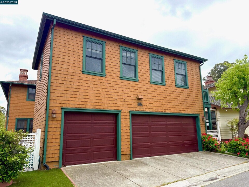 1136 Taraya Terrace in Hercules, CA - Building Photo