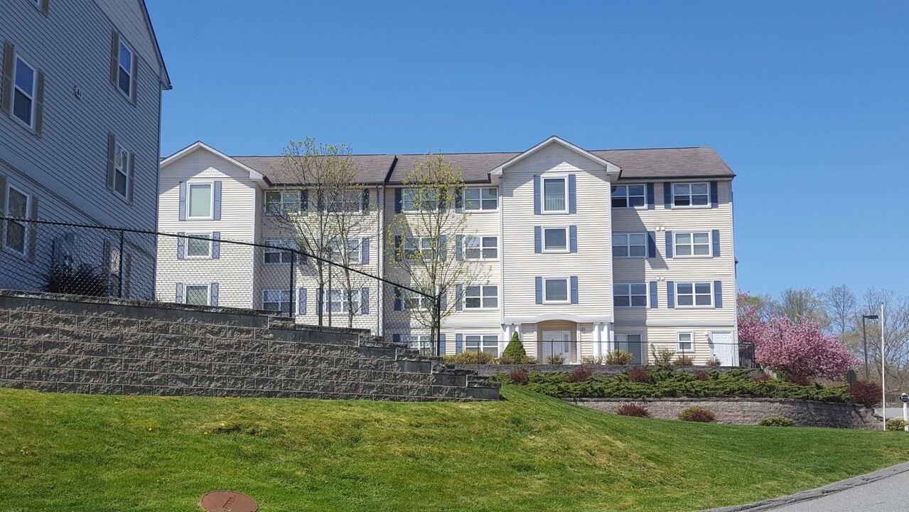 Huntington Ridge Apartments in Norwich, CT - Building Photo