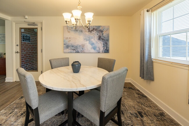 Colony Hill Apartments & Townhomes in Baltimore, MD - Foto de edificio - Building Photo