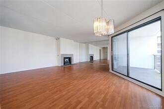 400 High Point Dr in Hartsdale, NY - Building Photo - Building Photo