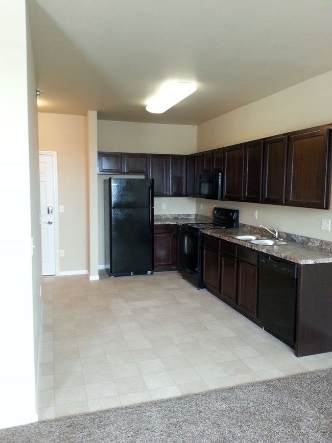 1227 Queens Way, Unit 305 in West Fargo, ND - Foto de edificio - Building Photo