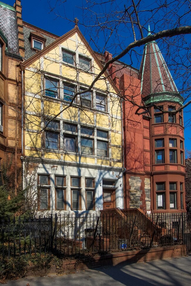 334 Convent Ave in New York, NY - Building Photo - Building Photo