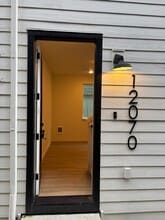 12070 SE Pine St, Unit Pine Street in Portland, OR - Foto de edificio - Building Photo