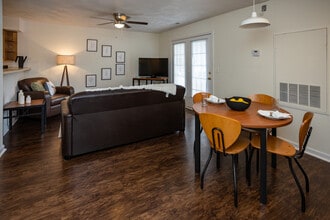 Student Quarters Johnson City in Johnson City, TN - Foto de edificio - Interior Photo