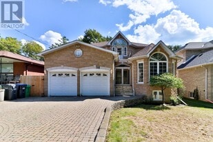 38 Eaglewood Blvd in Mississauga, ON - Building Photo