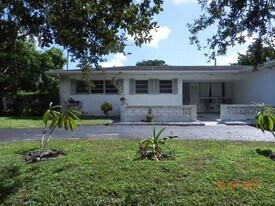 819 N Highland Dr in Hollywood, FL - Building Photo