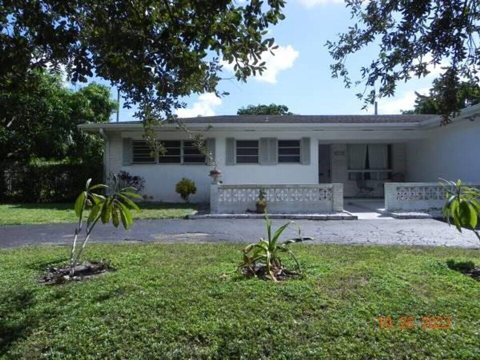 819 N Highland Dr in Hollywood, FL - Building Photo