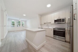 10170 SW 7th St, Unit 22-102 in Pembroke Pines, FL - Building Photo - Building Photo