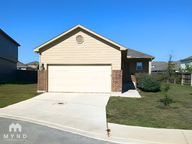 13023 Lineberry Ln in Saint Hedwig, TX - Building Photo