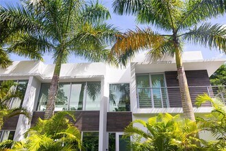 6790 SW 72nd St in South Miami, FL - Foto de edificio - Building Photo