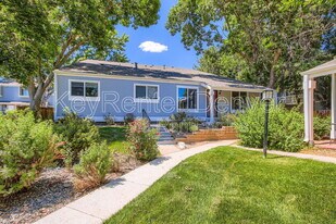 2557 S Dover St in Lakewood, CO - Building Photo