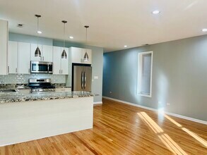 1750 W Cermak Rd in Chicago, IL - Building Photo - Building Photo