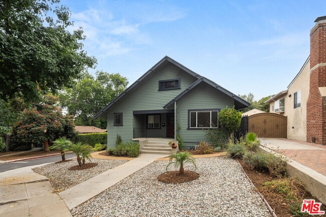 5199 Ellenwood Dr in Los Angeles, CA - Foto de edificio - Building Photo