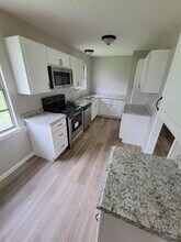 8321 Bunche Dr in Dallas, TX - Building Photo - Building Photo