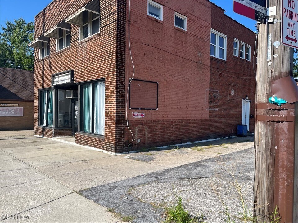 4889 Turney Rd in Garfield Heights, OH - Foto de edificio