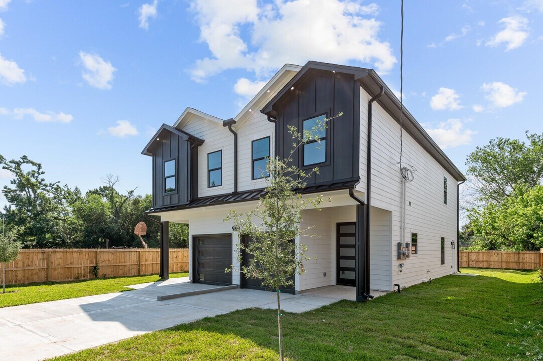 969 Reverend B J Lewis Dr in Houston, TX - Foto de edificio