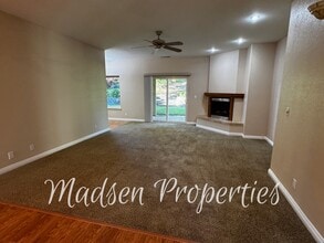 121 Hart Ln in Oroville, CA - Building Photo - Building Photo