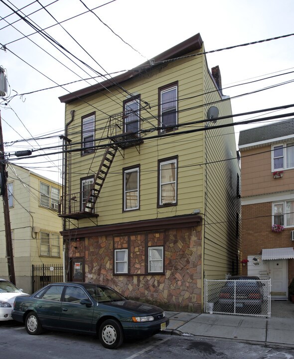 417 5th St in Union City, NJ - Building Photo