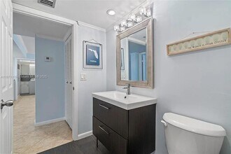 1707 Whitehall Dr in Davie, FL - Building Photo - Building Photo