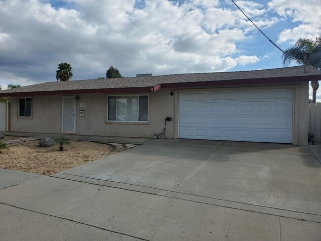 1641 Doncarol Ave in El Cajon, CA - Foto de edificio - Building Photo