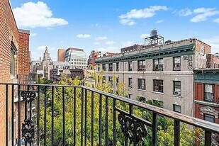 211 Thompson St in New York, NY - Building Photo