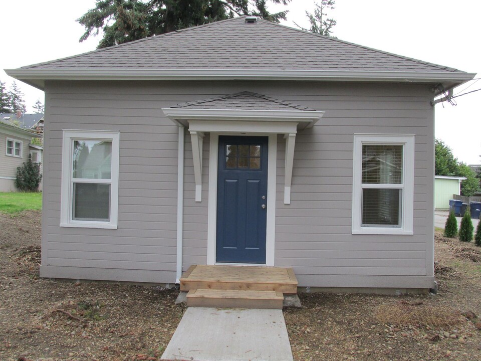 206 W Highland St in Mount Vernon, WA - Building Photo